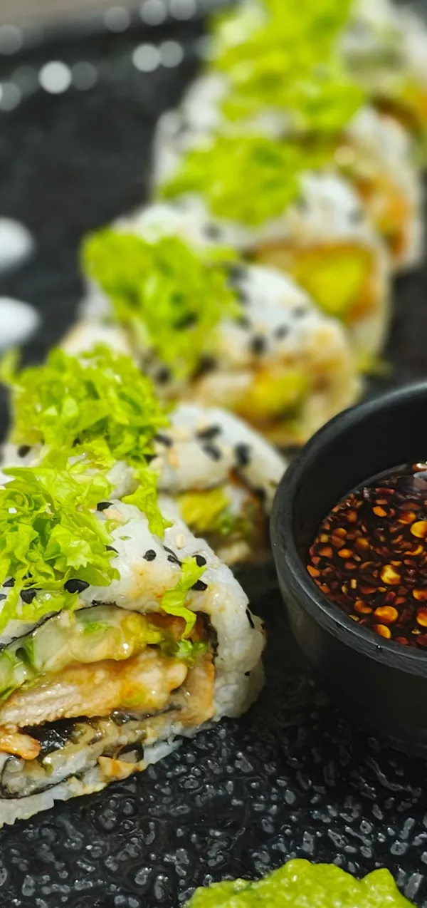 一份摆盘精致的寿司卷餐4K手机壁纸