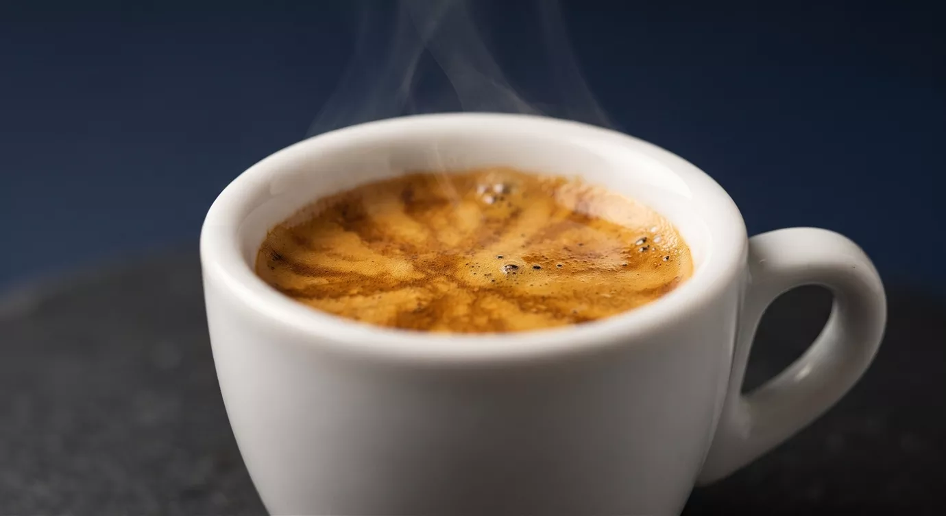 一杯刚萃取出品的意式浓缩咖啡8K电脑壁纸