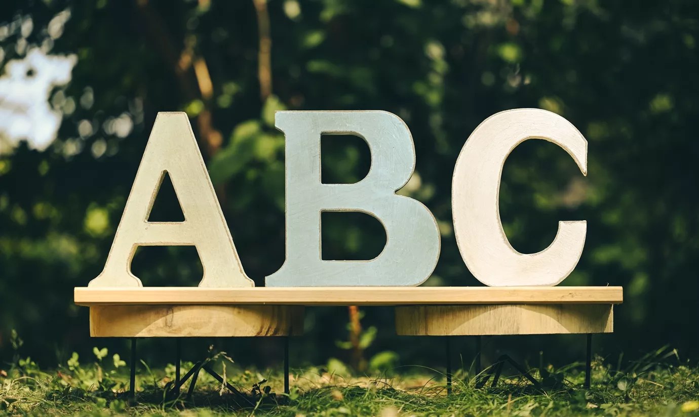 三个不同浅色调的立体木质字母A、B、C8K电脑壁纸