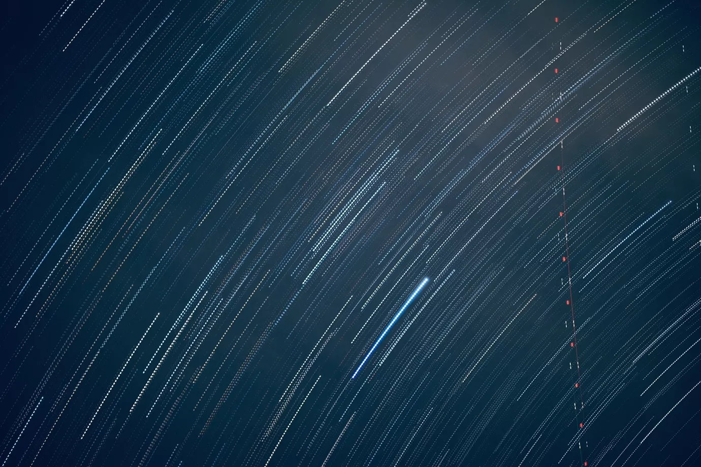 星轨呈现出流畅的斜向拖影其中还有马斯克的星链7K电脑壁纸