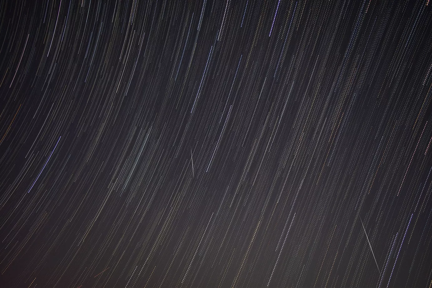 长时间曝光拍摄的夜空星轨图案