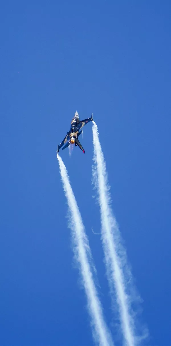F-16特技表演4K手机壁纸