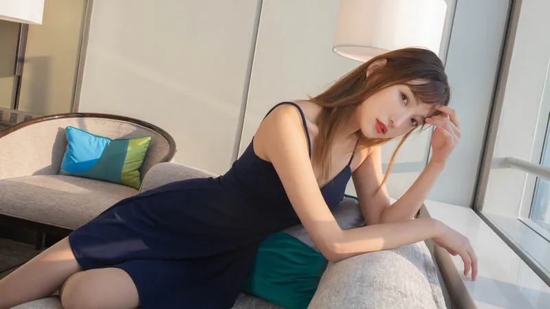 陆萱萱居家黑色吊裙躺沙发