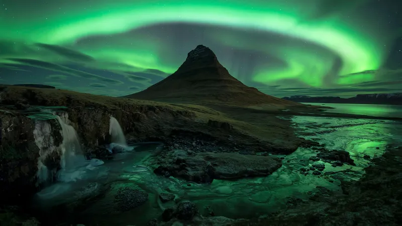 Windows 10系统自带壁纸-绿色北极光