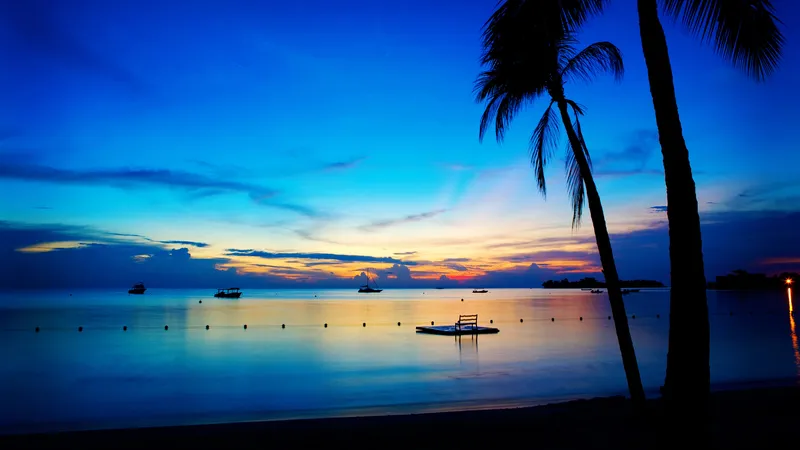 Windows 10系统自带壁纸-夜幕下的海滩