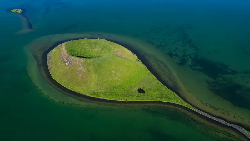 Windows 10系统自带壁纸-海岛航拍