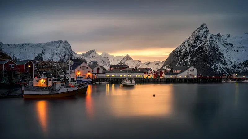 湖岸边的小船和雪山