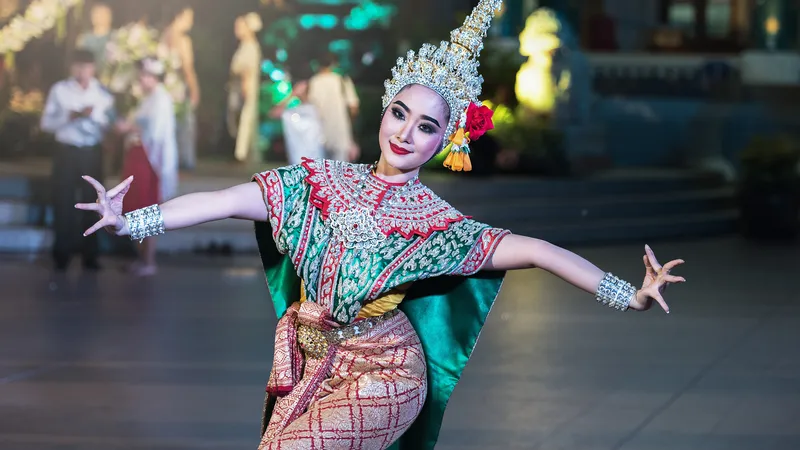 美丽的女子跳泰国舞