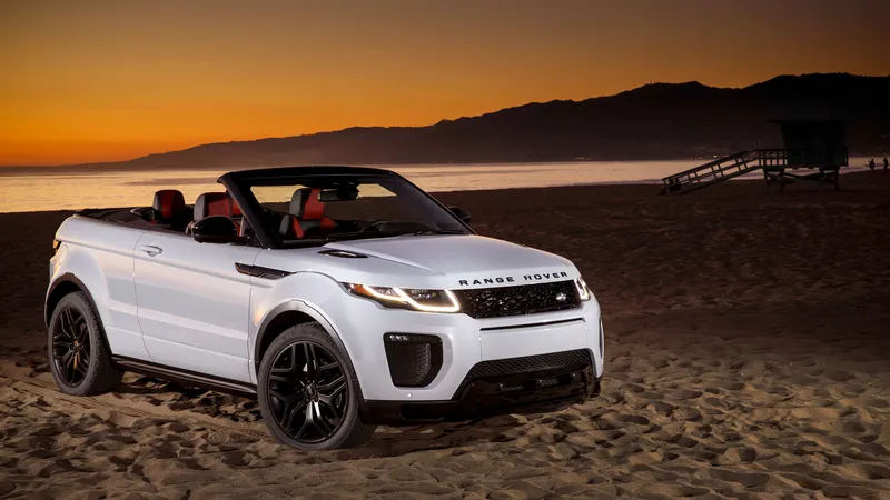 白色双门敞篷路虎