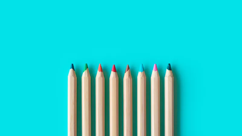 简约的多彩铅笔桌面