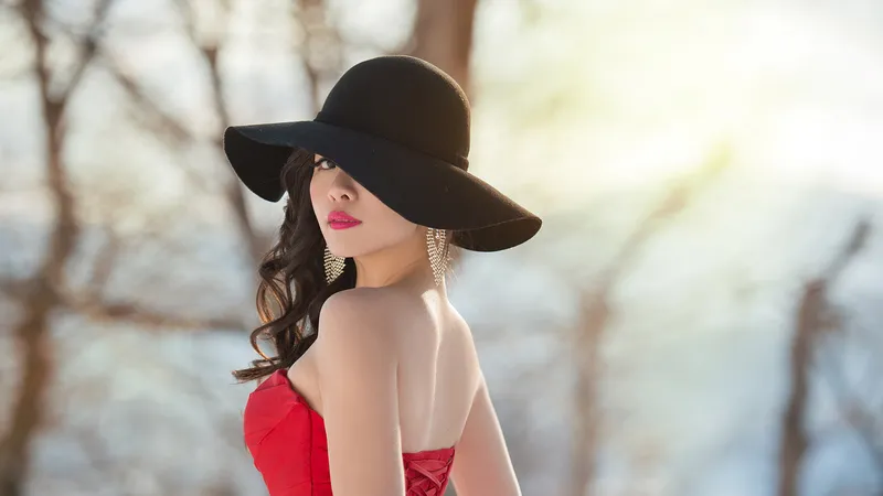 带帽子的风情万种的女人