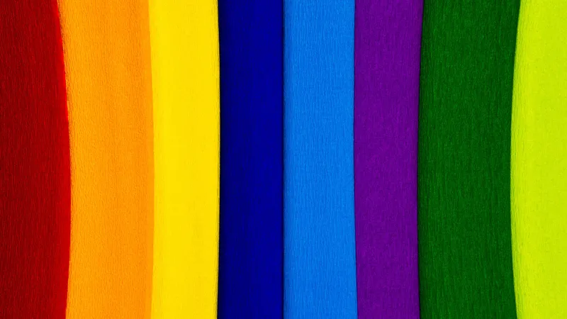 多种鲜艳的布纸叠在一起