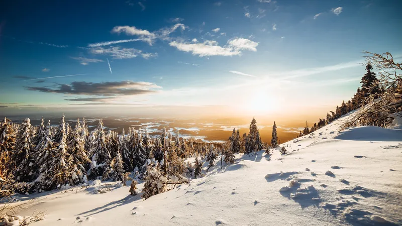 完美的冬季雪山山景