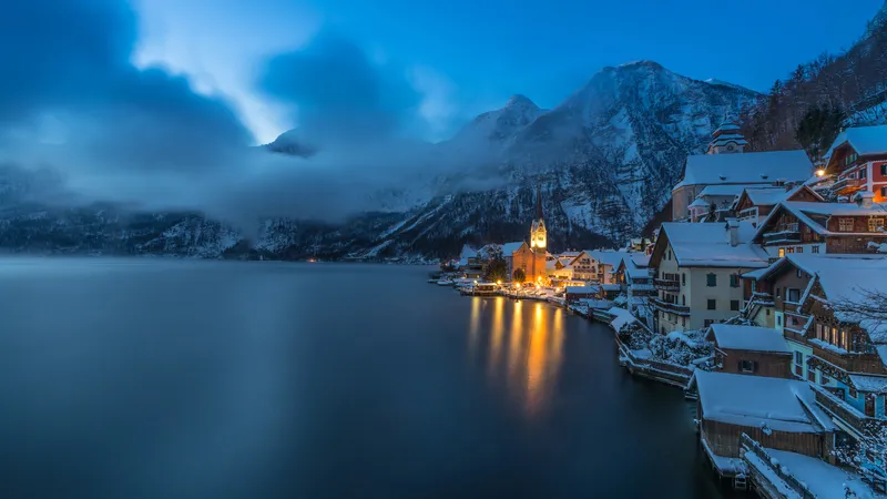 雪夜的湖边有房有山
