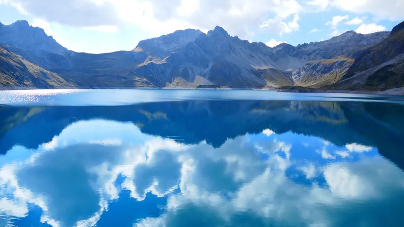蓝色的山水湖倒影