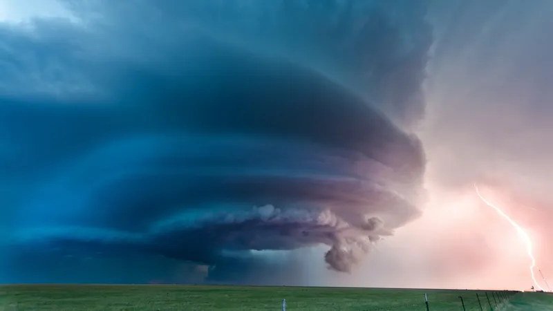 草原上庞大的龙卷风