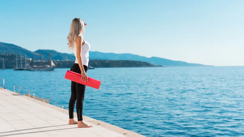 大胸美女海边准备锻炼瑜伽