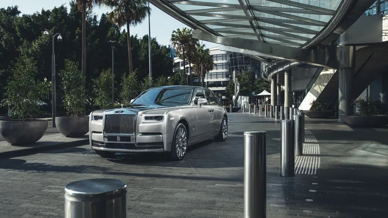 酒店门口的劳斯莱斯