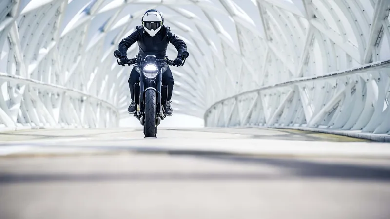 行驶中的杜卡迪摩托