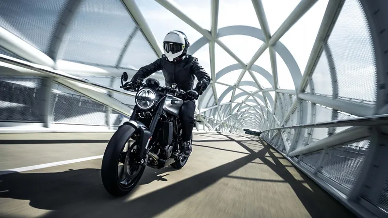 骑杜卡迪黄黑色摩托