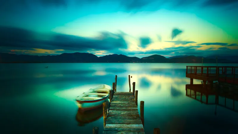 蓝色的湖面上的小船和桥