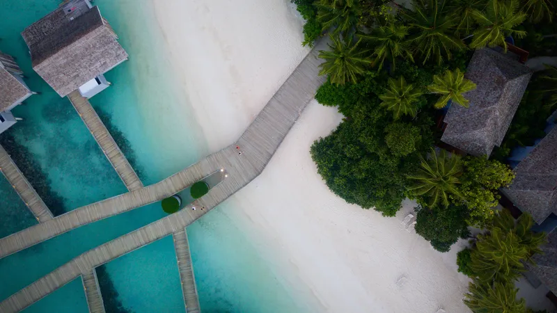 航拍蓝色的海滩