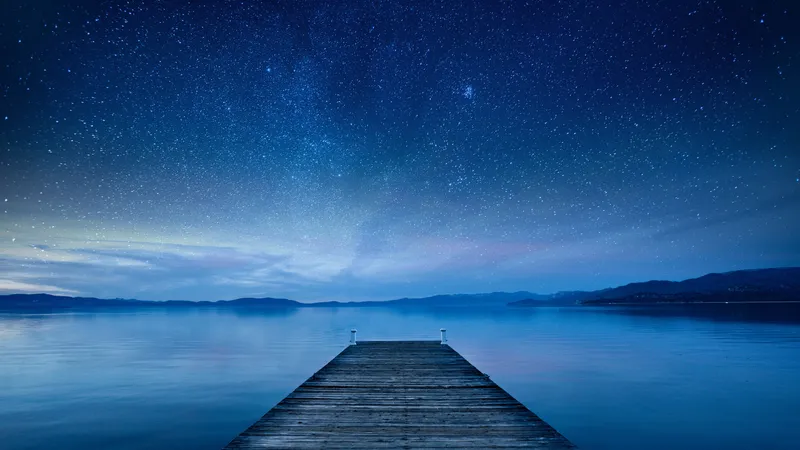 湖边码头的夜景