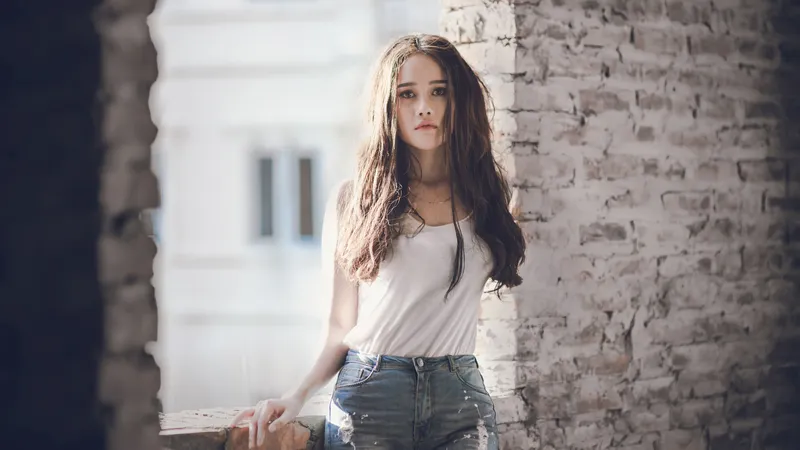 窗台边的外国美女