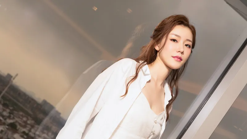 江琴白寸衣谈妆照