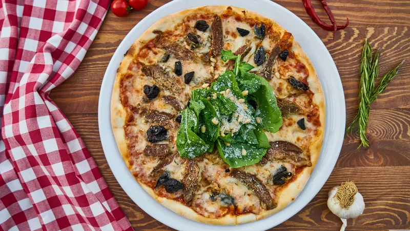 自制肉和橄榄比萨