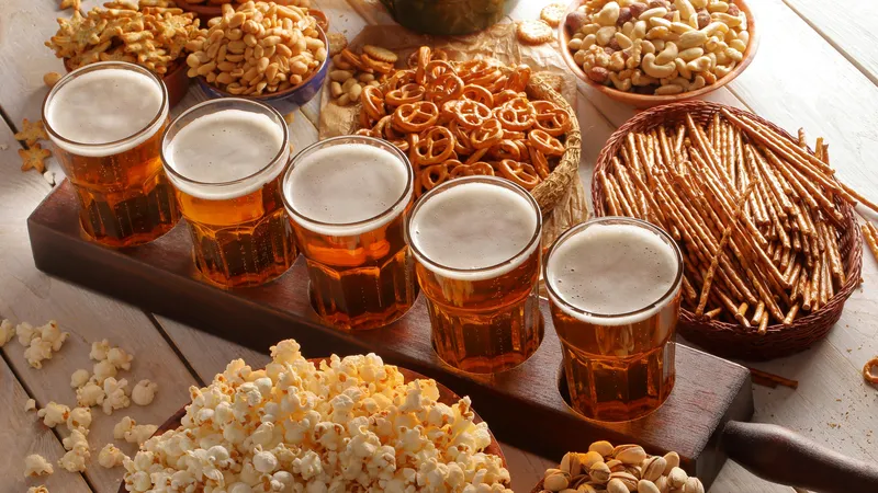 配菜零食和五杯啤酒