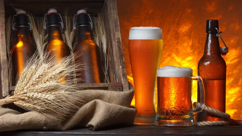 啤酒瓶与啤酒杯