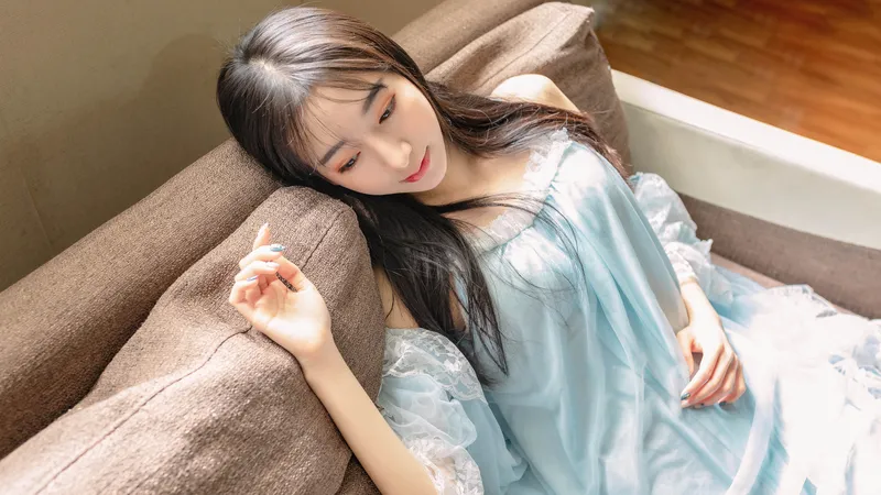 长发睡裙清纯美女