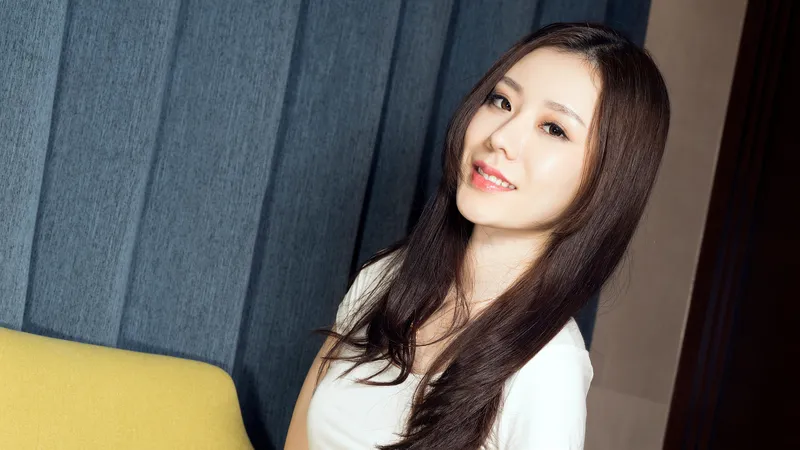 美女江琴白色体恤谈妆照