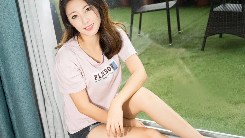 坐在窗边的美女