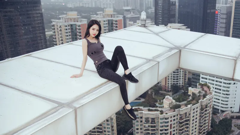 李倩倩 天台黑色牛仔裤性感身材美女写真