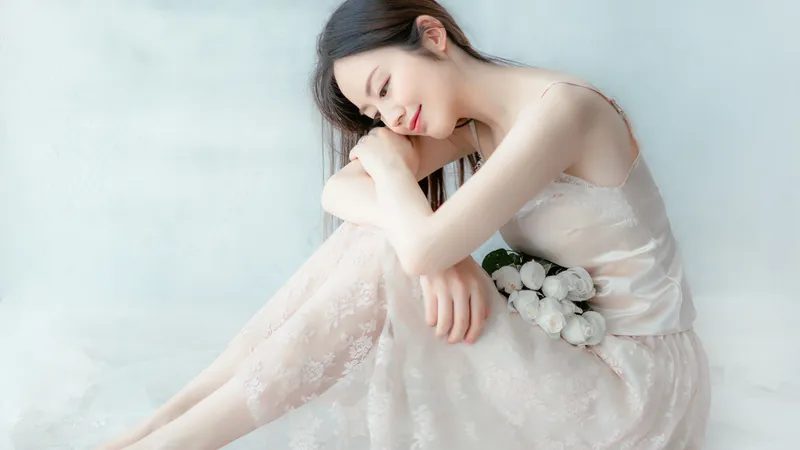 淡妆的穿白色裙子的居家美女