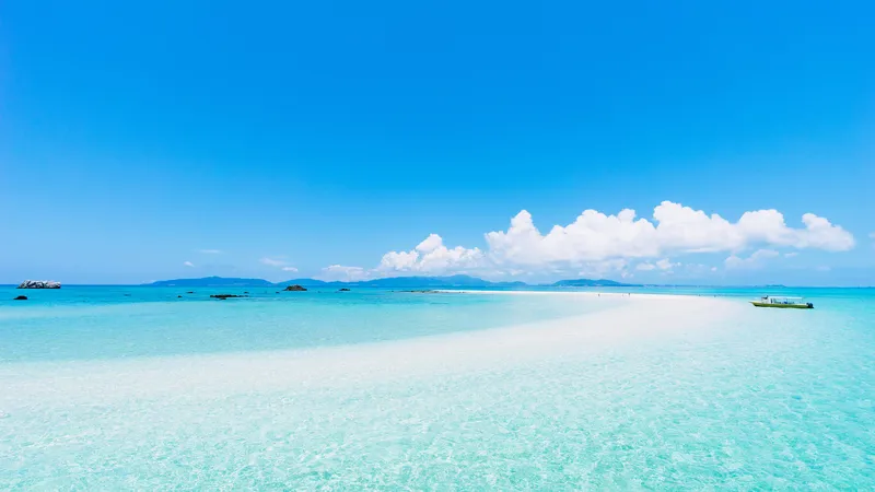 蓝色天空白云的海滩边