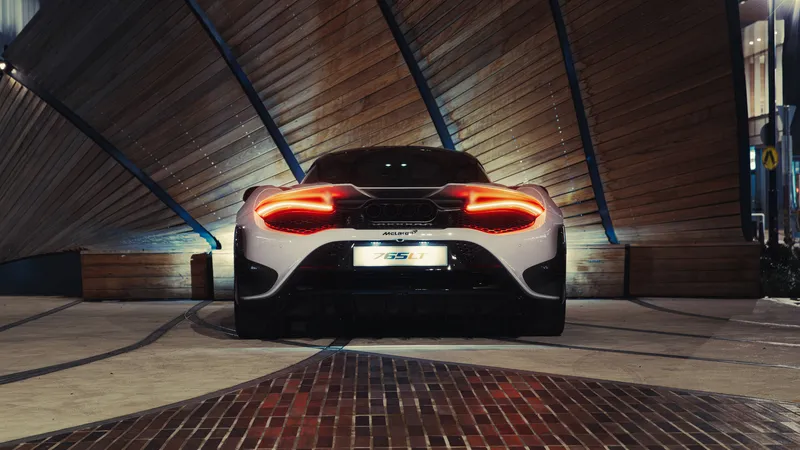 迈凯伦mclaren765lt白色跑车的尾部