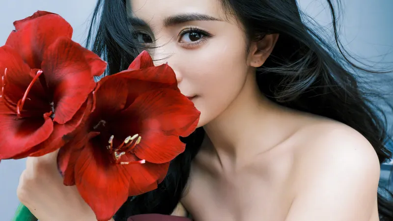 杨幂手拿红鲜花露肩照