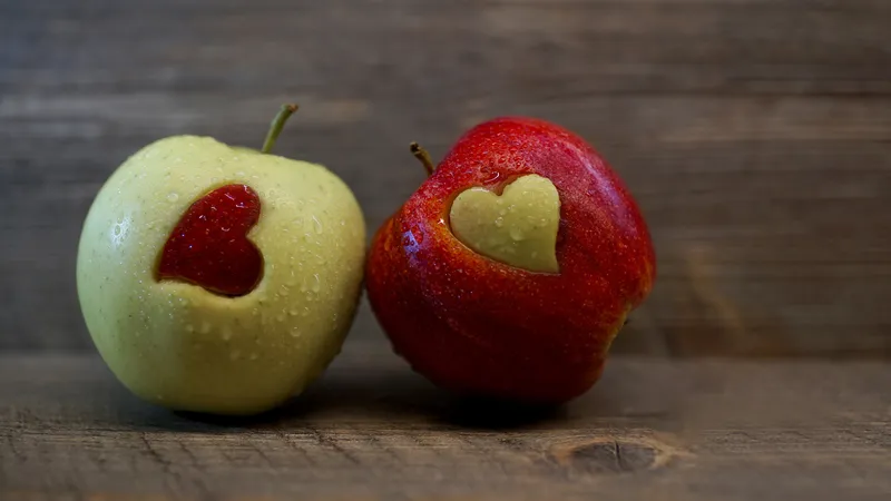 带爱心的青苹果和红苹果