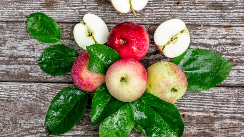 新鲜带叶子的苹果