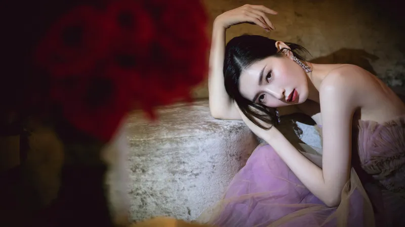 江疏影唯美紫色裙子趴着