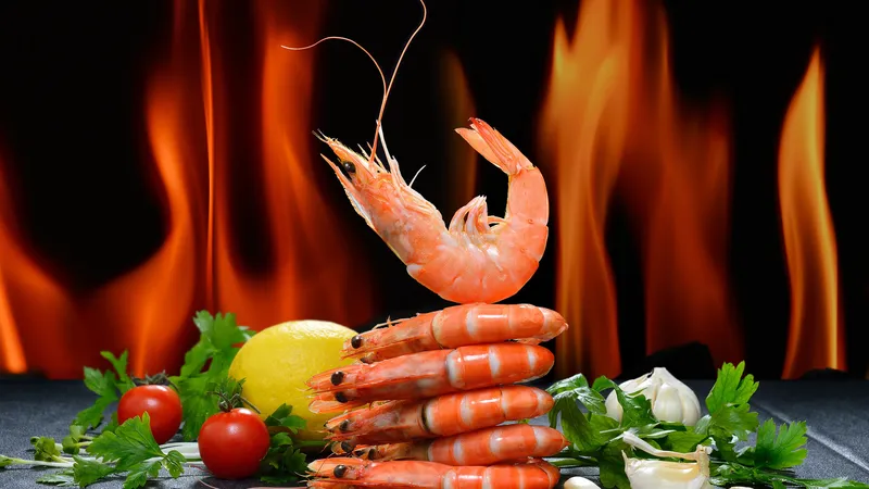 番茄,盐,海鲜,蔬菜,胡椒准备烤基围虾