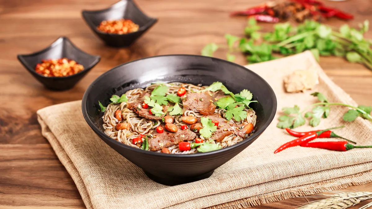 一大碗酸辣牛肉粉