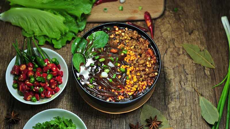 美味的酸辣粉和红辣椒