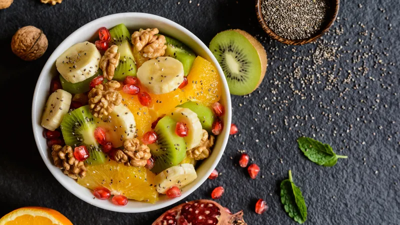 核桃香蕉水果橙子石榴猕猴桃沙拉