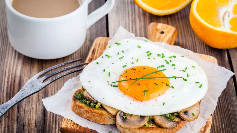 咖啡加荷包蛋和橙子