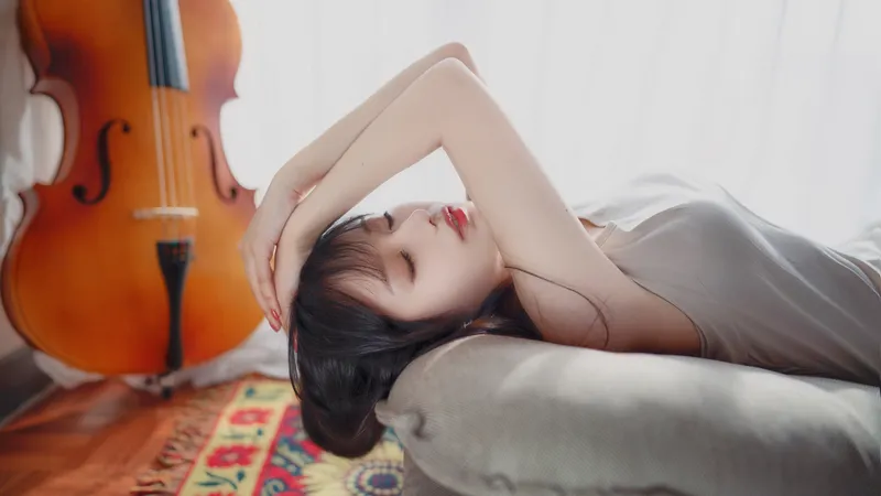 居家美女闭着眼平躺在吉他旁边 