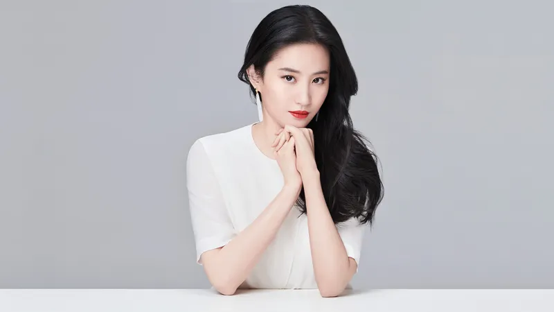 刘亦菲白色衣服披头发